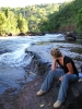 Esther langs een rivier op het Bolaven Plateau
