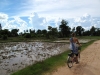 Esther op de fiets langs de rijstvelden, Don Det.