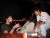 Klik om te vergroten Gerben leert een spelletje van een Thai in ons guesthouse op Koh pha-ngan