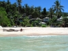 Klik om te vergroten Gerben in z\'n uppie op het strand op Koh Pha-ngan
