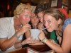Klik om te vergroten De welbekende emmers met cocktails, Koh Tao