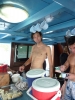 Klik om te vergroten Gerben heeft honger!!! Op de duikboot, Koh Tao