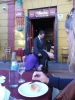 Tengo optreden naast ons tafeltje bij t restaurant