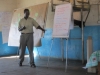 Klik om te vergroten Simeon, de Zambiaanse projectmanager, faciliteert een workshop over hygienne en sanitatie voor de headmen, chief en andere key players.