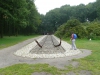 Klik om te vergroten Het monument, wat het abrupte levenseinde weergeeft.