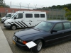 Klik om te vergroten Busjes voor vervoer van gedetineerden en een gepantserde BMW.