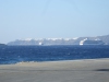 Grote zee schepen, op achtergrond de witte stad Oia