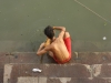 Kleren wassen in de sterkvervuilde ganges