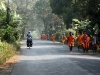 Monniken dragen blootvoets water uit de ganges vele kilometers ver naar een tempel