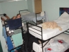 Klik om te vergroten Onze kamer in het hostel, alle 8 bedden zijn bezet