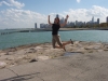 Klik om te vergroten Wiehoe, lekker weer in Chicago. Je kunt er lekker tegen de wind inspringen...