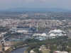 Klik om te vergroten De tennisvelden (Melbourne Park). Rechts is de Vodafone Arena, midden de Rod Laver Arena Het grote stadion links is voor cricket wedstrijden