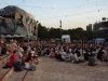 Klik om te vergroten Federation Square: 20 cafe\'s, 1 groot scherm, 2000 mensen..