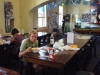 Klik om te vergroten Adelaide: Willem lekkere Wok-in-a-box aan het eten in het hostel!