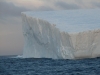 Een van de eerste ijsbergen onderweg naar Antarctica.