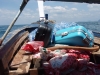 Klik om te vergroten Koffers op de Longtail Boat