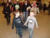 Klik om te vergroten Teun en Gijs dragen de koffer