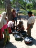 Klik om te vergroten De vis wordt in bosjes verdeeld (Lombok).