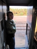 esther in de trein van mumbai naar goa, alle deuren stonden gewoon open, super leuk!