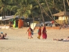 vrouwen in shari op het strand van palolem (goa)