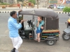 Klik om te vergroten Esther in gesprek met de rikshja-driver - Jaipur