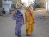 Klik om te vergroten Esther in Saari met de vrouw van de hoteleigenaar - Pushkar