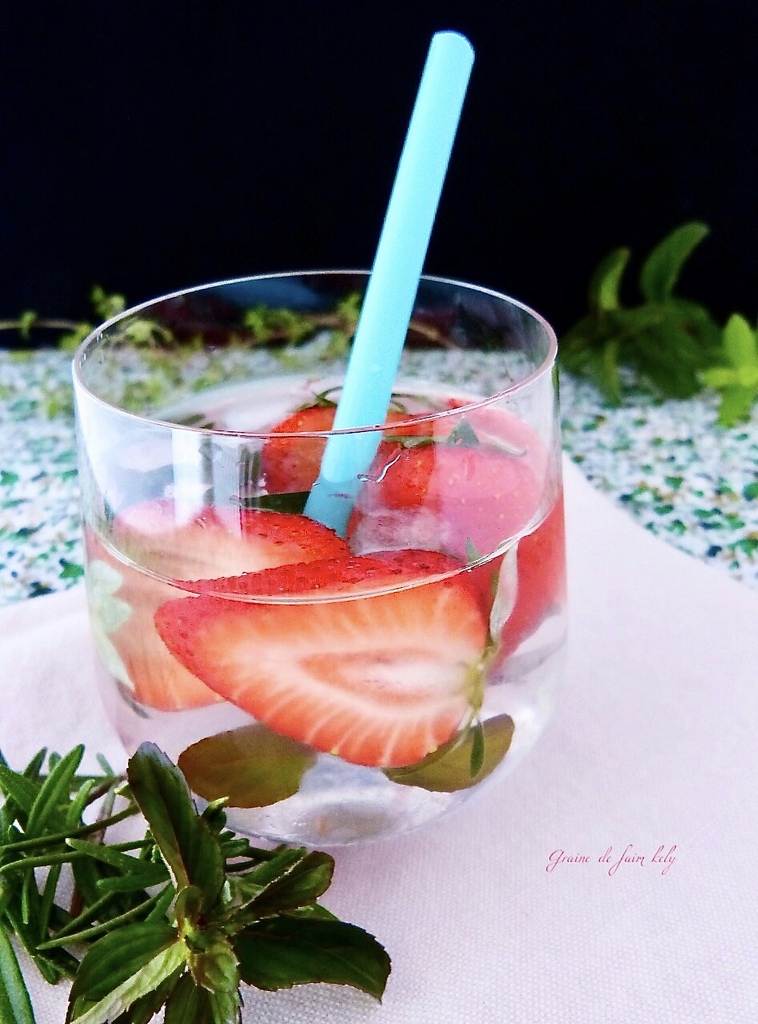 Eau aromatise  la fraise et  la menthe