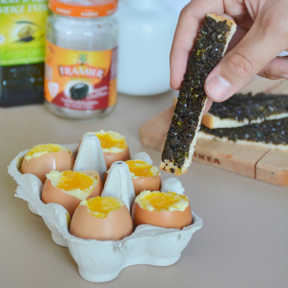 Oeuf A La Coque En Trompe L Oeil Meringue A L Huile D Olive Mouillettes De Tapenade Recette Par Par Amour Des Bonnes Choses