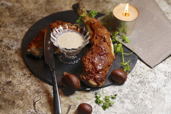 Cuisse de chapon en croûte de pain d'épices, sauce foie gras-image