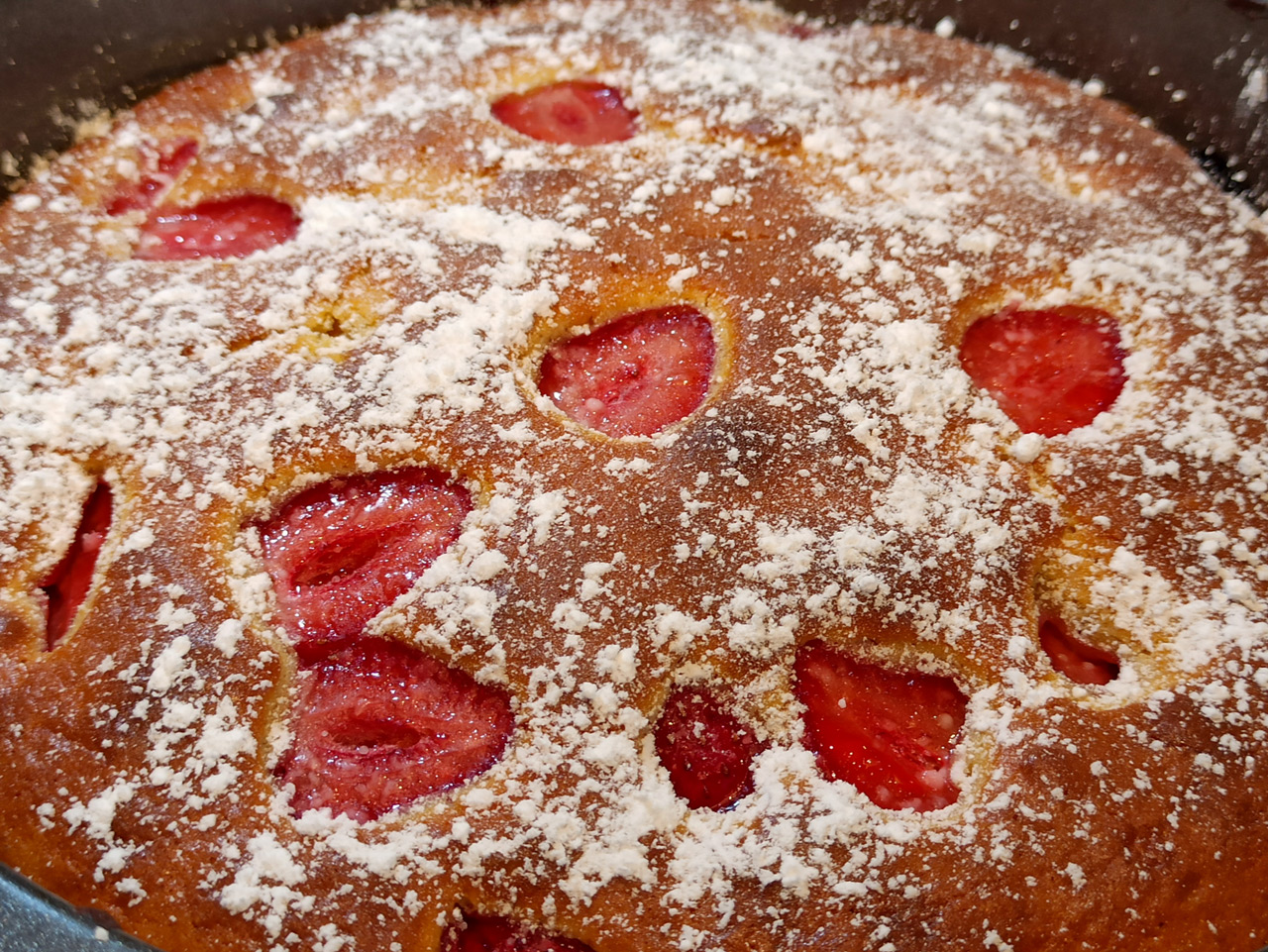 Un Delicieux Gateau Moelleux Aux Fraises Avec Son Coulis De Fraises Recette Par Chef Rolly Chez Kisoulou