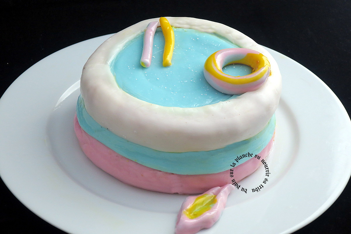 Gateau D Anniversaire Piscine Decors En Pate A Sucre Recette Par Du Pain Sur La Planche Ou Nourrir Sa Tribu