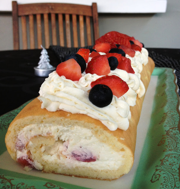Le Biscuit Roule A La Creme Vanillee Et Fruits Rouges Recette Par Sweet Kwisine