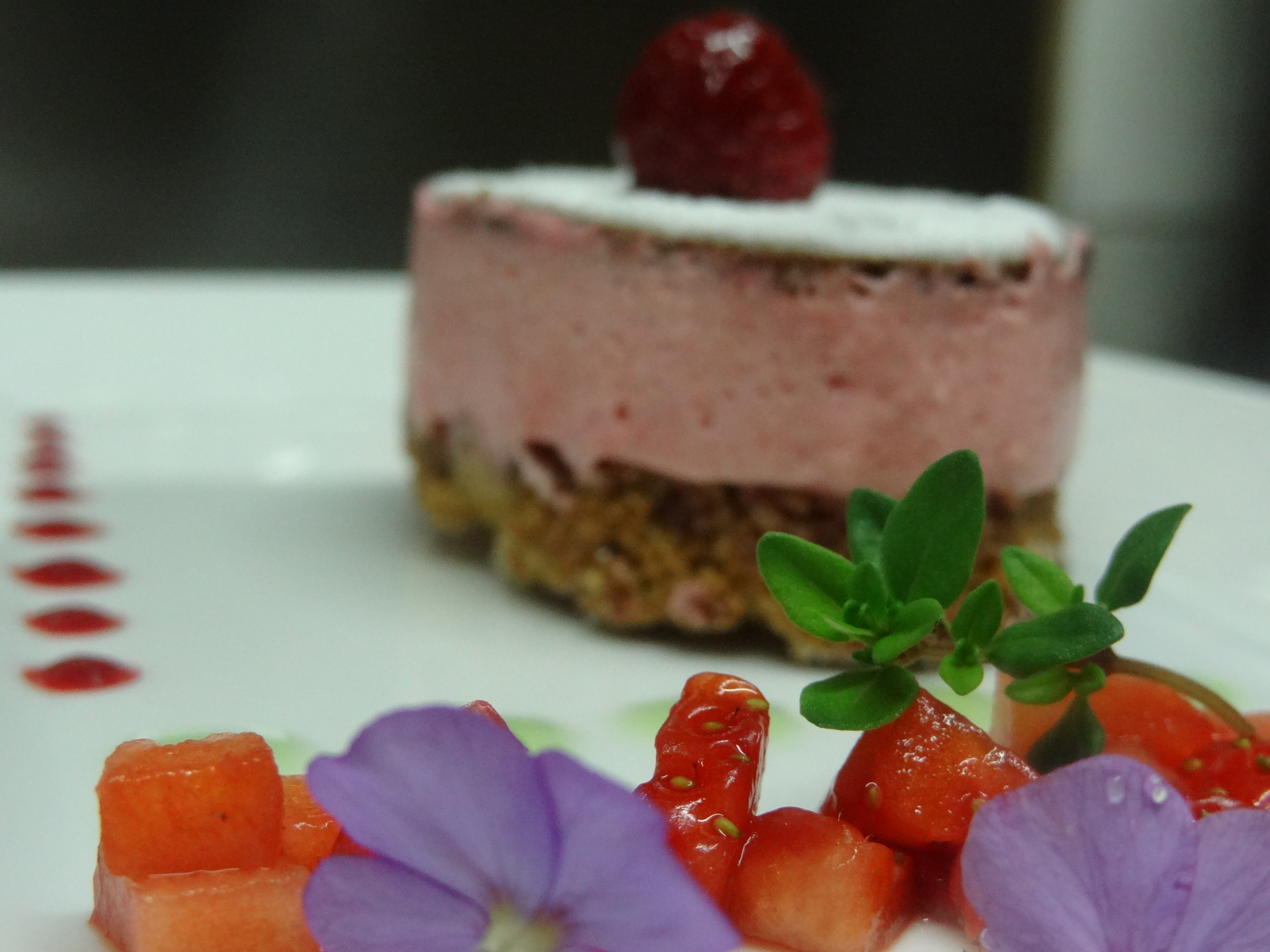 Sable Croustillant Mousse Framboise Matignon De Fraise Balsamique Et Thym Citron Recette Par Dreger