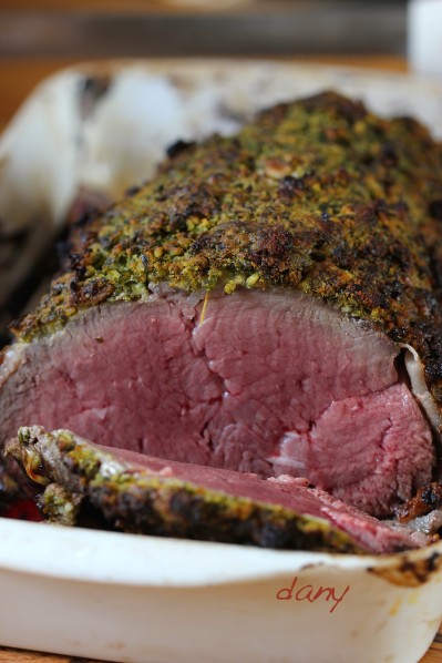 Rôti de boeuf en croûte d&#39;herbes-image