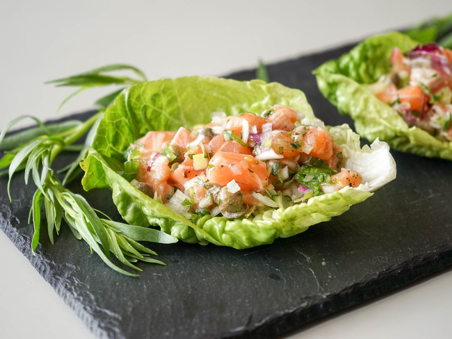 Tartare De Saumon A L Estragon Sur Feuille De Sucrine Recette