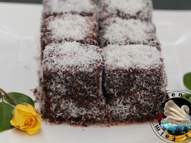 Gateau Aux Framboises Enrobe De Chocolat Et De Noix De Coco