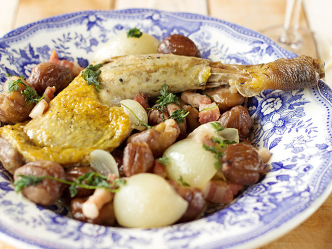 Cuisses de pintade aux châtaignes et aux oignons grelots - Recette par
