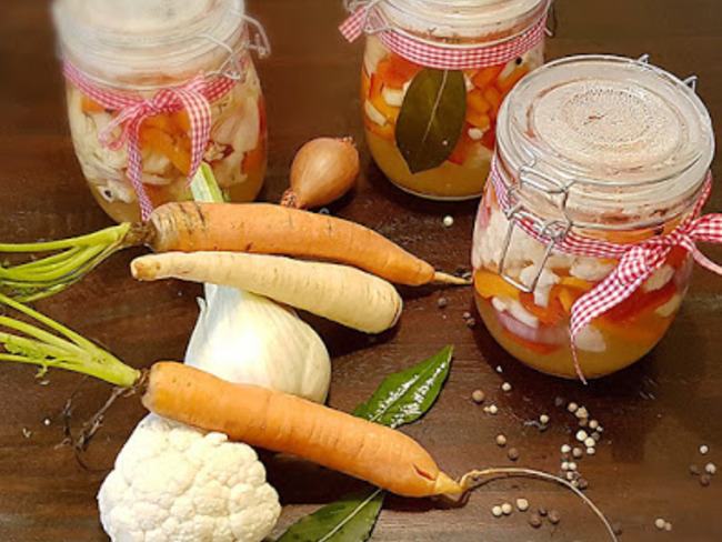 Pickles de légumes de printemps en bocal au vinaigre - Recette par