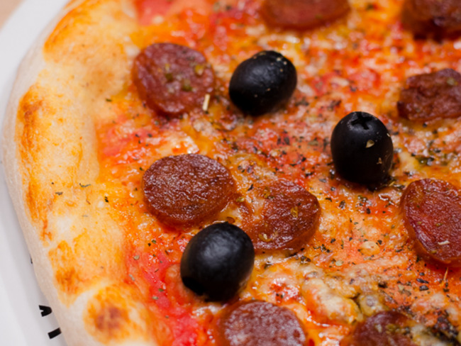 Pizza Au Chorizo Et Aux Olives Noires Recette Par Piratage Culinaire