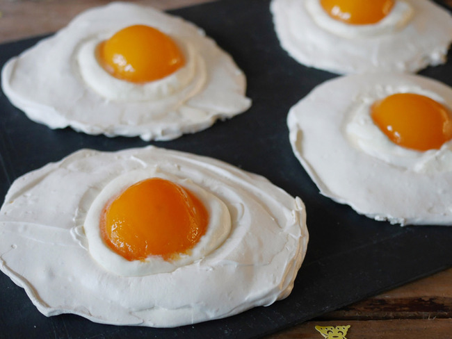 Faux Oeufs Au Plat Facon Pavlova Aux Abricots Recette Par So Tramier
