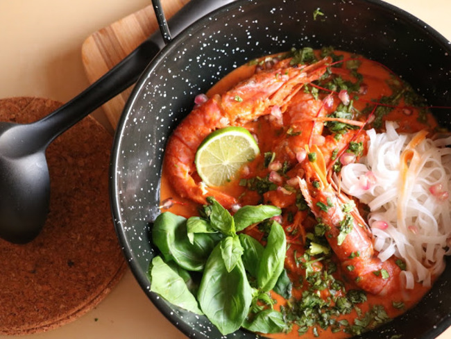 Gambas En Sauce Tomates Gingembre Et Lait De Coco Et Ses Nouilles