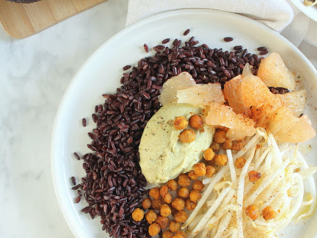 Salade De Riz Noir Houmous A L Avocat Pois Chiches Rotis Epices