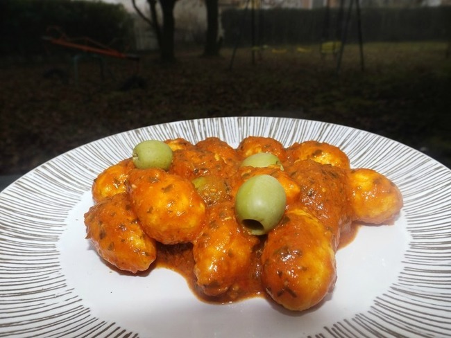 Mini Quenelles En Sauce Tomate Pesto Rosso Et Olives Vertes