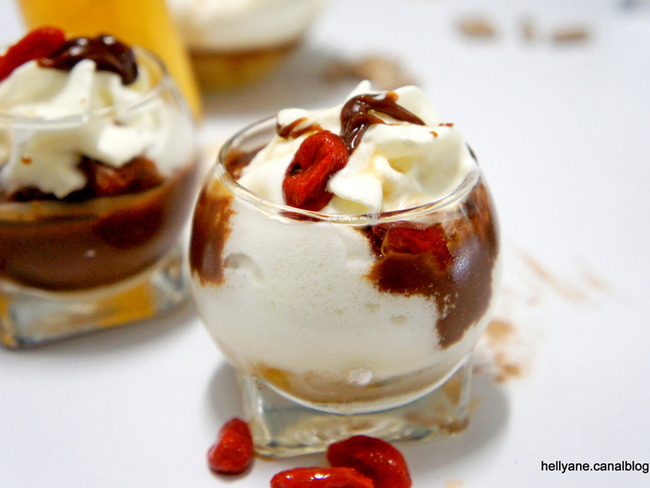 Mousse A La Banane Et Coulis De Chocolat Avec Des Baies De Goji