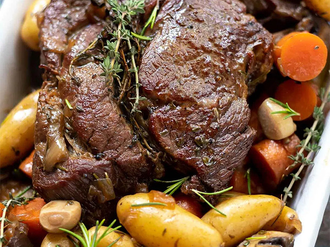 Rôti de boeuf aux pommes de terre et champignons - Recette par Plat et