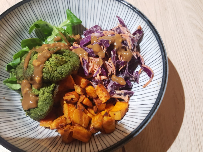 Poke bowl aux falafels d'épinards, patate douce et ...