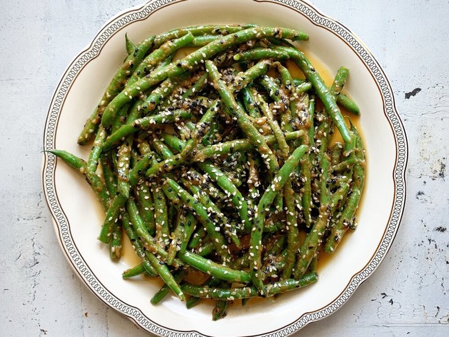 Haricots verts poêlés aux graines de sésame blanc et noir - Recette par