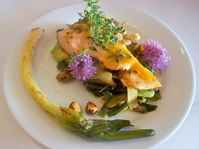 Paves De Saumon Cuits A L Unilateral Petit Jus D Orange Fondue