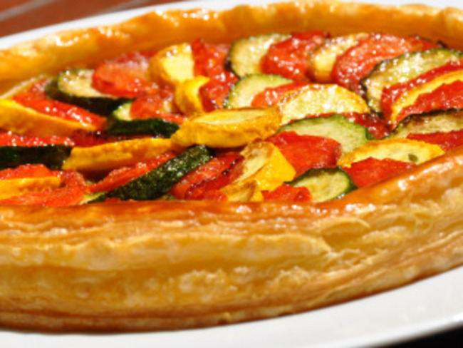 Une Tarte Feuilletee Aux Courgettes Et Tomates Confites Recette