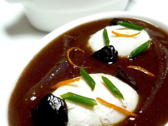 Oeufs De Cailles Poches En Sauce Meurette A La Provencale